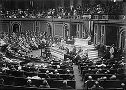در حال اعلام کردن قطع رابطه با آلمان به سال ۱۹۱۷ در مجلس آمریکا