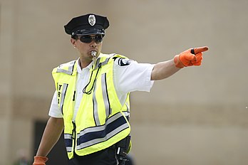 Un agent du Minneapolis Police Department, portant un gilet de haute visibilité. (définition réelle 3 504 × 2 336)