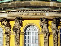 Arhitektonski detalj fasade palače Sanssouci u Potsdamu.