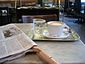 Kaffeehauskultur: Kaffee, ein Glas Wasser und die Tageszeitung
