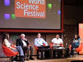 Leon Lederman a New Yorkban 2008-ban megrendezett első World Science Festival (Tudomány Világfesztiválja) ünneplőivel
