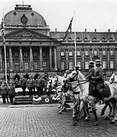 Немачки војници парадирају поред палате, мај 1940