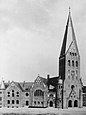 Schwarz-Weiß-Foto aus den 1910er-Jahren: rechts der mächtige Kirchturm der Jakobuskirche Dessau, mittig und links weitere Gebäude(-teile) im gleichen Stil