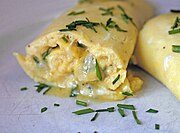 フランス語話者によって「Perfect French Omelets」という英語の題名で投稿されたオムレツの写真。細やかなハーブが入っている、とフランス語の解説もついている。