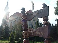 Az 1956-os emlékmű a templom mellett