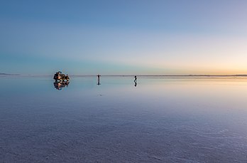 Salar de Uyuni ao amanhecer, província de Daniel Campos, departamento de Potosí, sudoeste da Bolívia, não muito distante da cordilheira dos Andes. (definição 8 253 × 5 428)