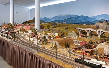 Modell-Eisenbahnanlage: enthält auch Modelle von Bauwerken