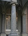 Aus Kösseine-Granit gefertigte Säulen und Lisene am Hotel Deutsches Haus in Braunschweig