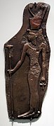 Plaque, bronze : déesse égyptienne Mout, VIIe siècle. Dépôt votif, temple d'Athéna, Milet. Altes Museum[57].