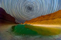 Hvězdné dráhy u slaného jezera v poušti Lut v Íránu
