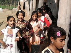 Lányok egy iskolánál