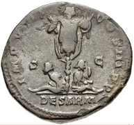 Trophaeum con dos cautivos sármatas representados en una moneda de Marco Aurelio.