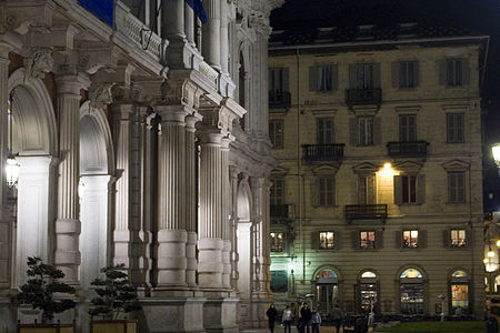 Les colonnades du palais la nuit.