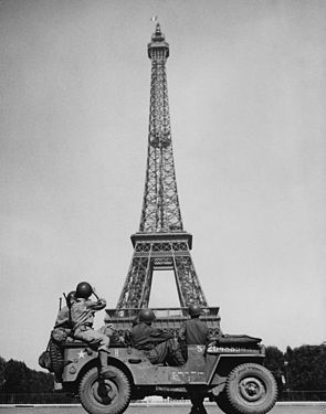 سربازان آمریکایی در کنار برج ایفل در زمان جنگ جهانی دوم