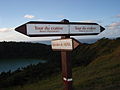 Sentier de randonnée autour du lac de cratère Dziani Dzaha, sur la Petite-Terre à Mayotte.
