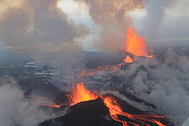 ホルフロインの割目から噴き出す溶岩、2014年9月4日