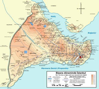 Konstantinopolis'in topografik haritası ve şehir planı. Haritada şehrin yedi tepesi, anayollar (gri), suyolları ve sarnıçlar (mavi) gösterilmektedir. Kesik kahverengi çizgiler şehrin 14 mahallesinin (regio) yaklaşık sınırlarını belirtmektedir. Yer verilen yapılar arasında bir bölümü günümüze de ulaşan kiliseler, manastırlar, kent duvarları ve saraylar da vardır. Haritada görülen 5 liman ve akarsu doldurulduğu için günümüze ulaşmamıştır.]](Üreten:Cplakidas (Türkçe çeviri İnfoCan))
