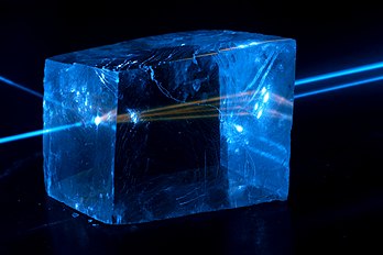 Fluorescência e birrefringência de um laser azul de 445 nm em um cristal de calcita. (definição 3 456 × 2 304)