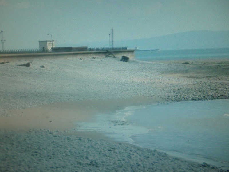 File:Gileston Beach, with Aberthaw plant in view.jpg