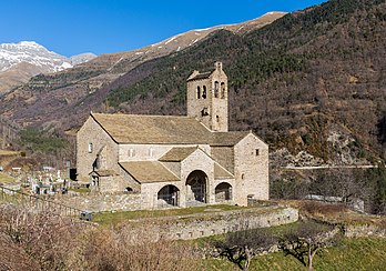 Igreja românica de São Miguel, em Torla-Ordesa, província de Huesca, Espanha. Sua torre data do final do século XV e era usada para observar as incursões do outro lado dos Pireneus; o restante da igreja foi construído durante o século XVI. (definição 5 163 × 3 623)