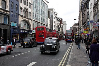 Londons taxibilar och dubbeldäckade bussar ger en karaktäristisk trafikbild.