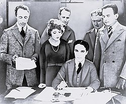 Грифит, Пикфорд, Чаплин и Феърбанкс подписват учредителния договор за създаването на United Artists