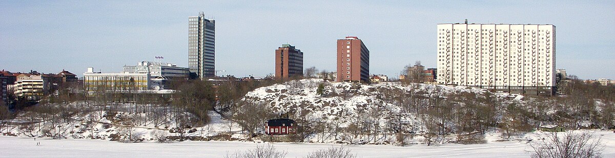 Panorama över Marieberg sett från Långholmen i mars 2010. Byggnader från vänster: Rysslands ambassad (med gula fönsterbröstningar), DN-skrapan, SvD-huset, bostadshus ("Bacon-Hill") i kvarteret Silvieberg från 1960-talet och bostadshus ("Dragspelshuset") i kvarteret Lysbomben båda från 1960-talet. Nere vid stranden ligger Triewalds malmgård.