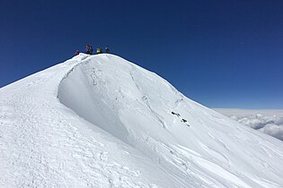Vârful vestic (5.642 m), punctul de maximă altitudine în Europa