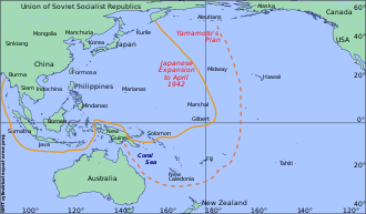 Mapa západního Tichomoří. Linka znázorňující japonskou expanzi v dubnu 1942 se táhne od Kurilských ostrovů, přes Marshallovy a Gilbertovy ostrovy, polovinu Šalamounových ostrovů, celou Indonésii až k pobřeží Barmy.