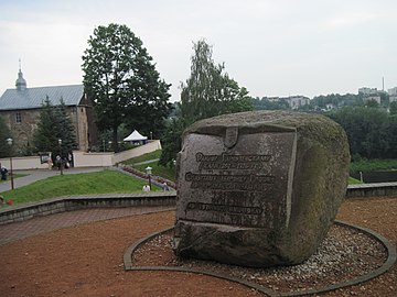 Пам'ятник Давиду Городенському біля церкви. Червень 2014 р.