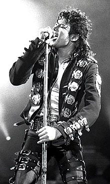 Ljósmynd af Michael Jackson að syngja í hljóðnema
