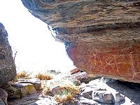 Abrigo rocoso con arte rupestre australiano