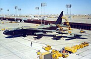 機体の整備を受けるB-52D