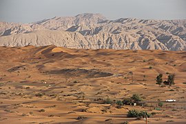 Severovzhodno gorovje Hadžar, ki si ga delita Oman in ZAE, videno iz puščave Šardža