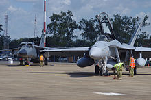 Спереду - F/A-18F Super Hornet, позаду - F-111C у березні 2010