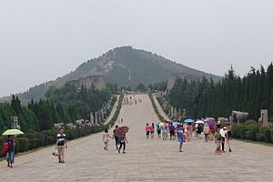 Processionsvägen mot Liangberget som innehåller gravkamrarna i Qianling