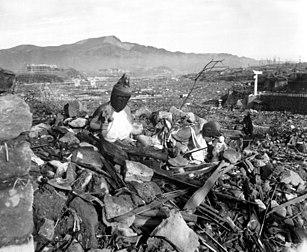 Nagasaki le 24 septembre 1945, six semaines après le second bombardement atomique sur le Japon. (définition réelle 2 778 × 2 278*)