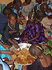 Kinder in Senegal essen Benachin