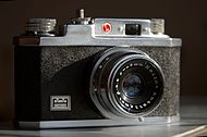 由寶源基業於1960年代在香港生產的一款「夏蓮娜」35毫米鏡頭照相機