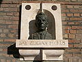 Bay Zoltán (1900–1992) fizikus szobra a szegedi Pantheonban; Tóth Sándor alkotása