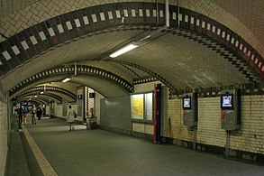 Tunnel mit Bahnsteigzugängen