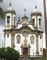 ブラジルの彫刻家・建築家アレイジャジーニョによるサン・ジョアン・デル・レイの「アッシジの聖フランチェスコ教会」（1749–1774）。