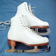 現在のフィギュアスケート用のスケート靴