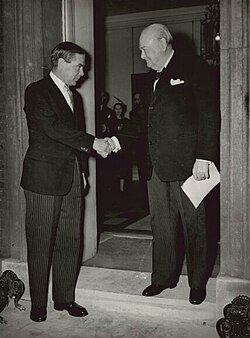 Sir Winston Spencer Churchill tar emot Nobelpriset för litteratur från Gunnar Hägglöf, 1953
