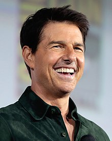 Hình ảnh Tom Cruise tươi cười hướng về phía ống kính