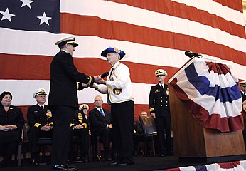 Ветеран-підводник Джордж Кокс вручає далекоглядну трубу командиру підводного човна «Каліфорнія». 29 жовтня 2011