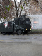 Carro lanza-agua dispersando manifestantes en los disturbios del 1 de junio de 2006.