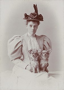 A escritora y novelista estausunidense Edith Wharton, en una fotografía d'arredol de 1890.