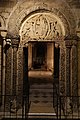 La porta dei Priori nella parete sud della navata. Le decorazioni del timpano sono del 1135.[1]