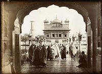1907 ஆம் ஆண்டு தங்க கோவில் நுழைவாயிலில்.